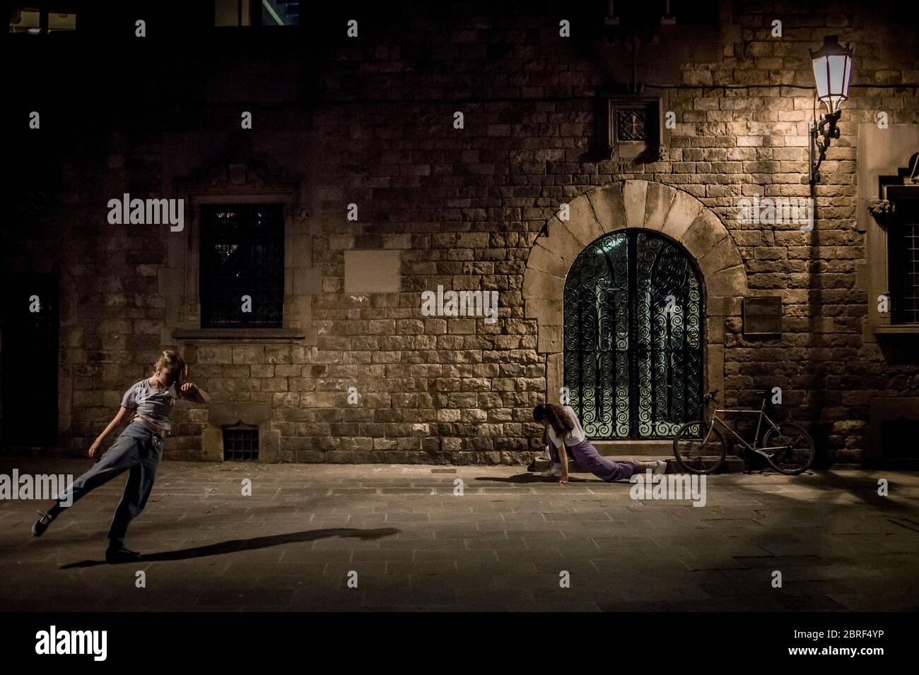 20 maggio 2020, Barcellona, Catalogna, Spagna: Eloise (L) e Paula (R) pratica la danza contemporanea nelle solitarie strade del quartiere gotico di Barcellona.sono studenti di danza e ora approfittare del allentamento delle restrizioni di blocco del coronavirus per uscire a praticare la danza. Credit: Jordi Boixareu/Alamy Live News Foto Stock
