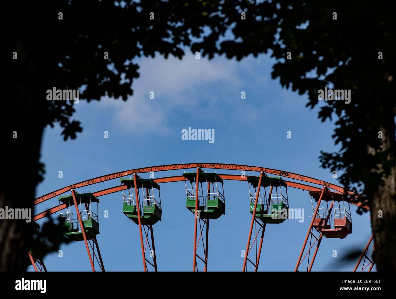 Berlino, Germania. 21 Maggio 2020. Le gondole della ruota panoramica nel parco divertimenti ex Plänterwald si possono vedere tra gli alberi. Credit: Paul Zinken/dpa-zb-Zentralbild/dpa/Alamy Live News Foto Stock