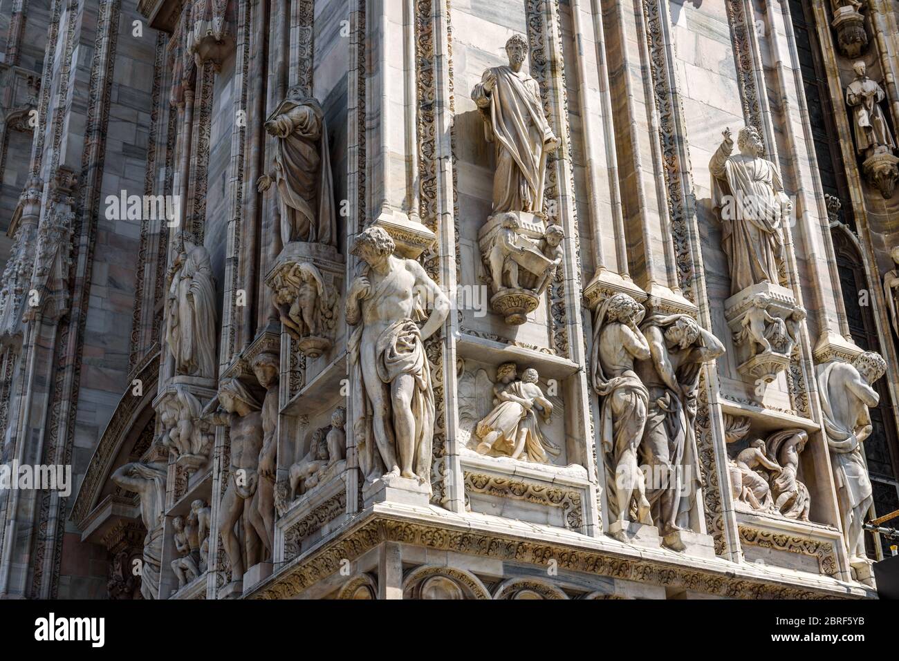 Qual è La Chiesa Più Grande Del Mondo Esterno particolare del Duomo di Milano. Il Duomo di Milano è la chiesa