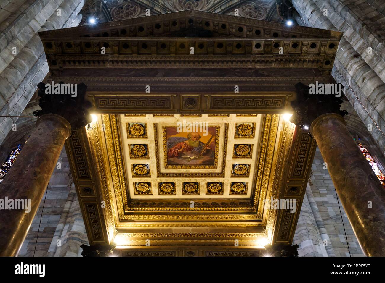 Milano - 16 maggio 2017: Interno del Duomo di Milano. Particolare del Battistero. Il Duomo di Milano è la più grande chiesa d'Italia e il Duomo di Milano è la chiesa più grande d Foto Stock