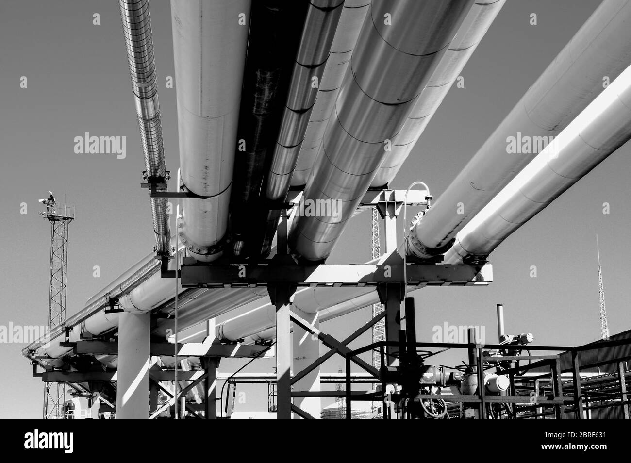 Tubature e tubature di impianti industriali petroliferi. Oleodotto per la produzione di petrolio e gas offshore. Foto Stock