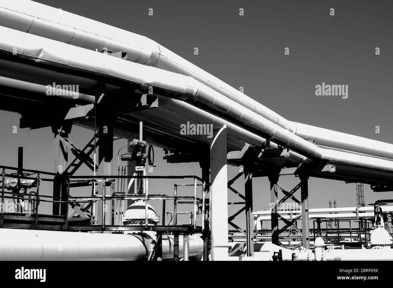 Tubature e tubature di impianti industriali petroliferi. Oleodotto per la produzione di petrolio e gas offshore. Foto Stock