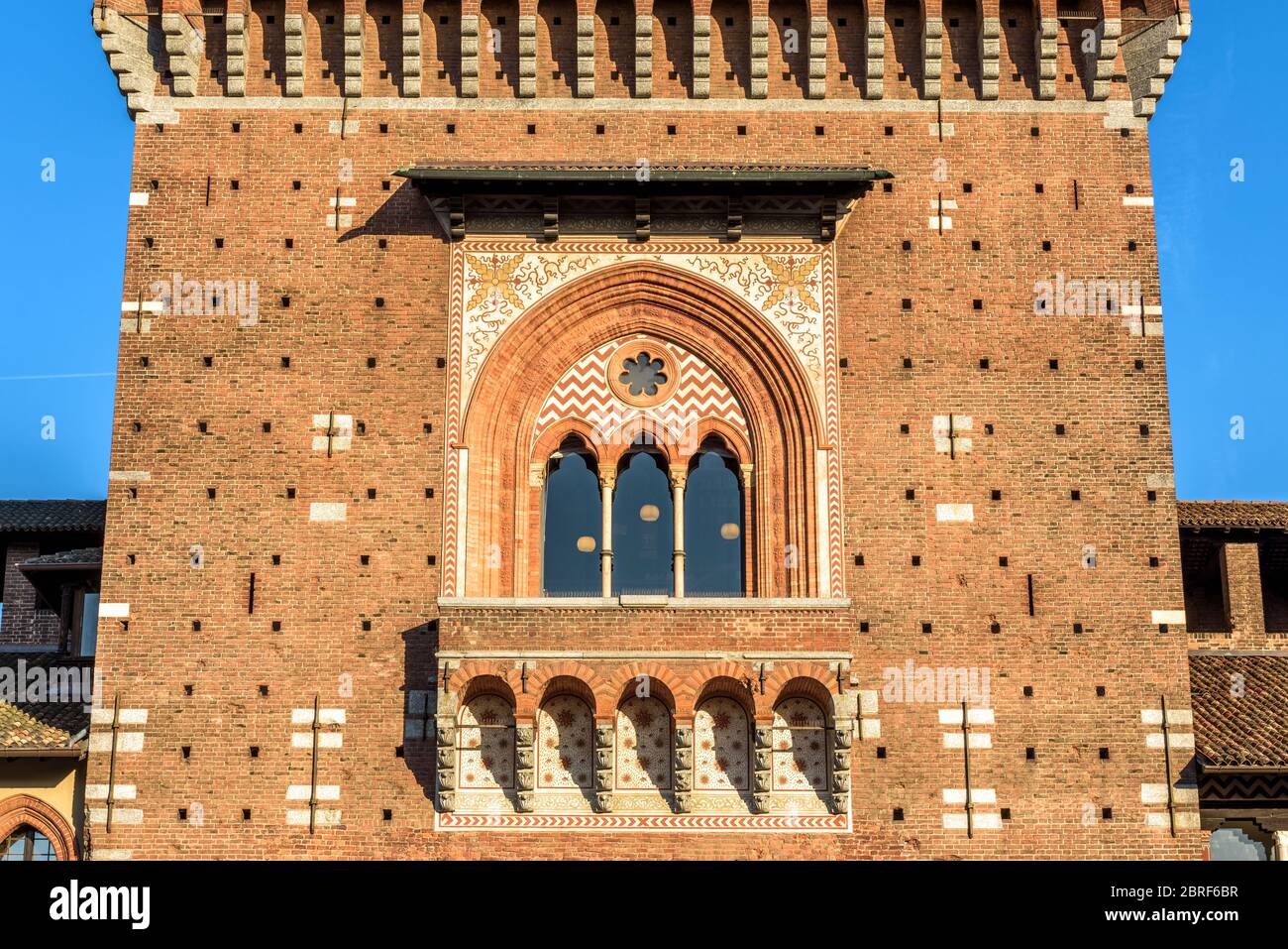 Primo piano del Castello Sforzesco, Milano, Italia. E' un famoso punto di riferimento della citta'. Particolare della torre principale (Torre del Filarete). Architettura antica nella Mila Foto Stock