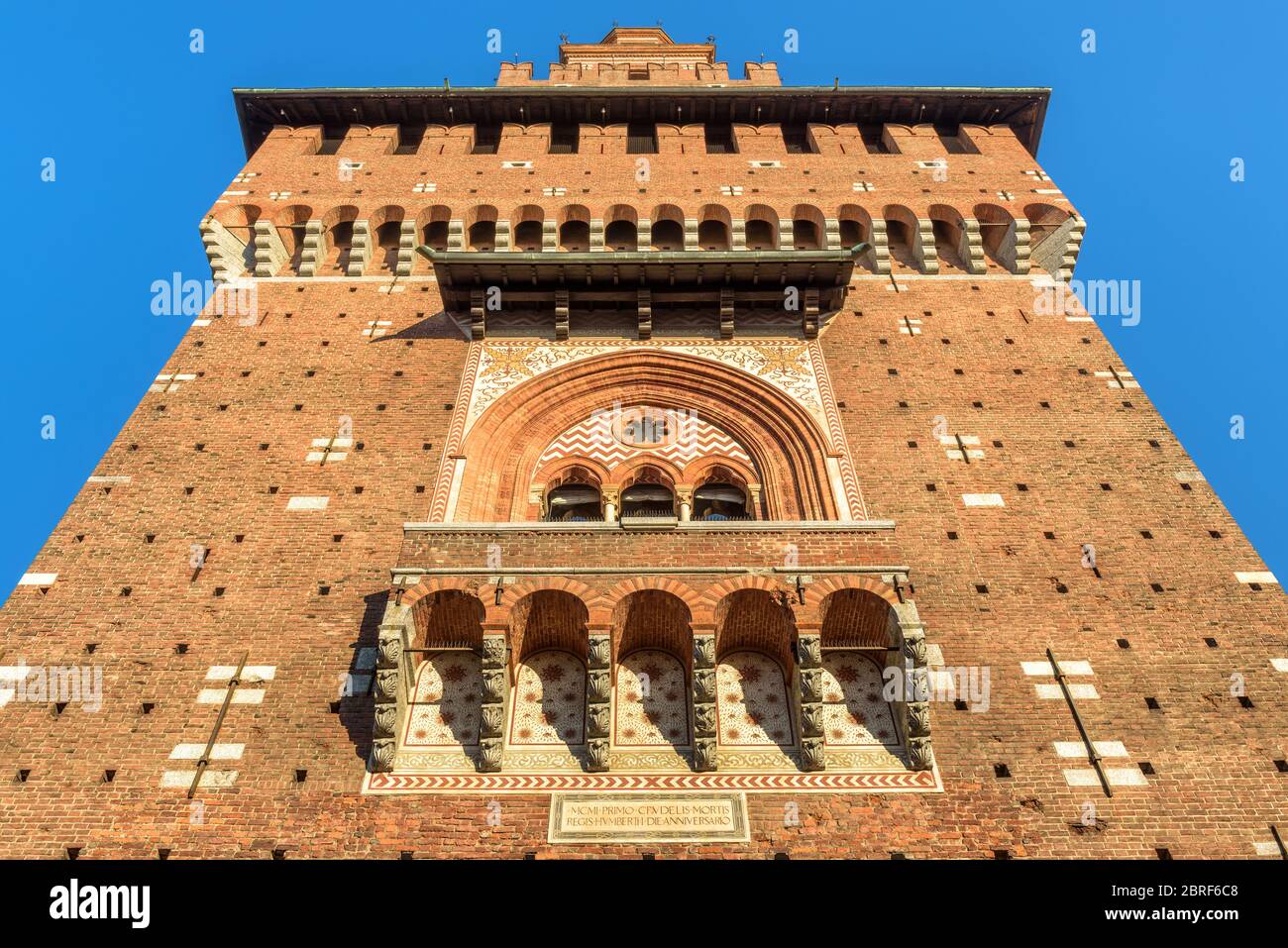 Primo piano del Castello Sforzesco, Milano, Italia. E' un famoso punto di riferimento della citta'. Vista dal basso della torre principale in estate. Architettura rinascimentale a Milano Foto Stock