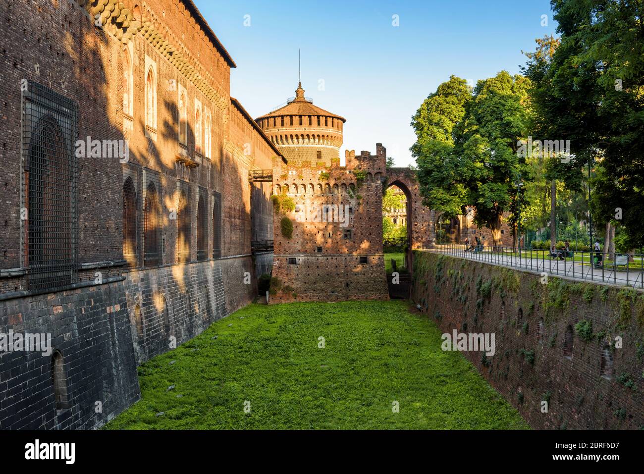 Castello Sforzesco A Milano. Questo castello fu costruito nel 15th secolo da Francesco Sforza, Duca di Milano. Foto Stock