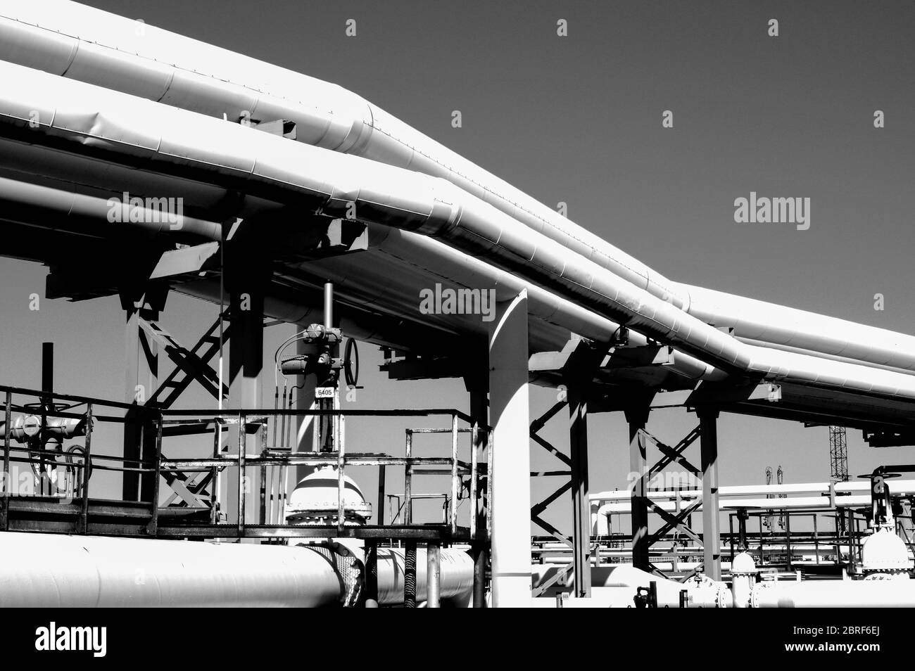 Tubature e tubature di impianti industriali petroliferi. Oleodotto per la produzione di petrolio e gas offshore. Foto Stock