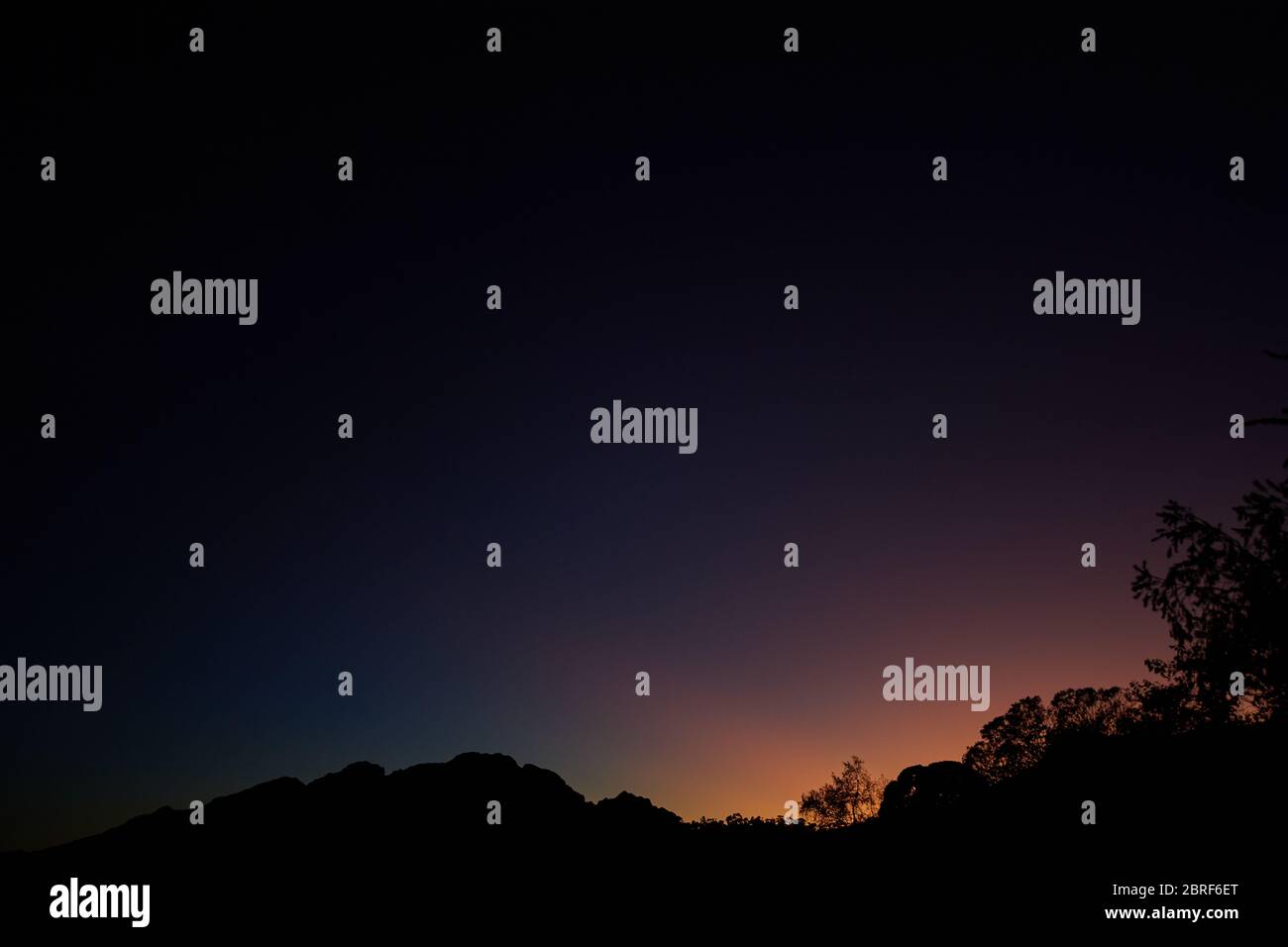 Alba sui Monti Stellenbosch durante il blocco Foto Stock