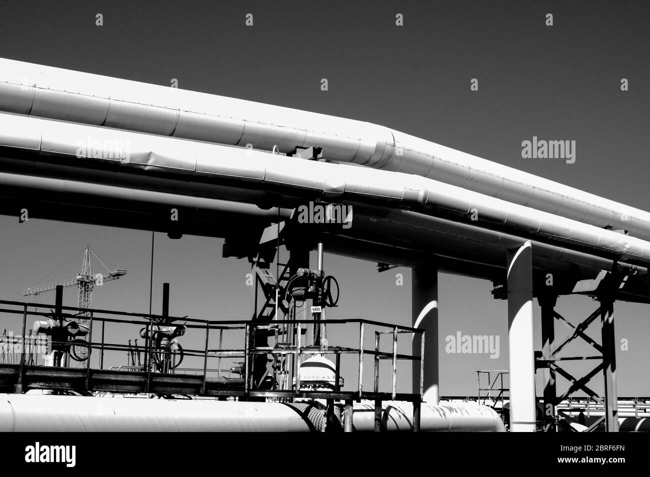 Tubature e tubature di impianti industriali petroliferi. Oleodotto per la produzione di petrolio e gas offshore. Foto Stock