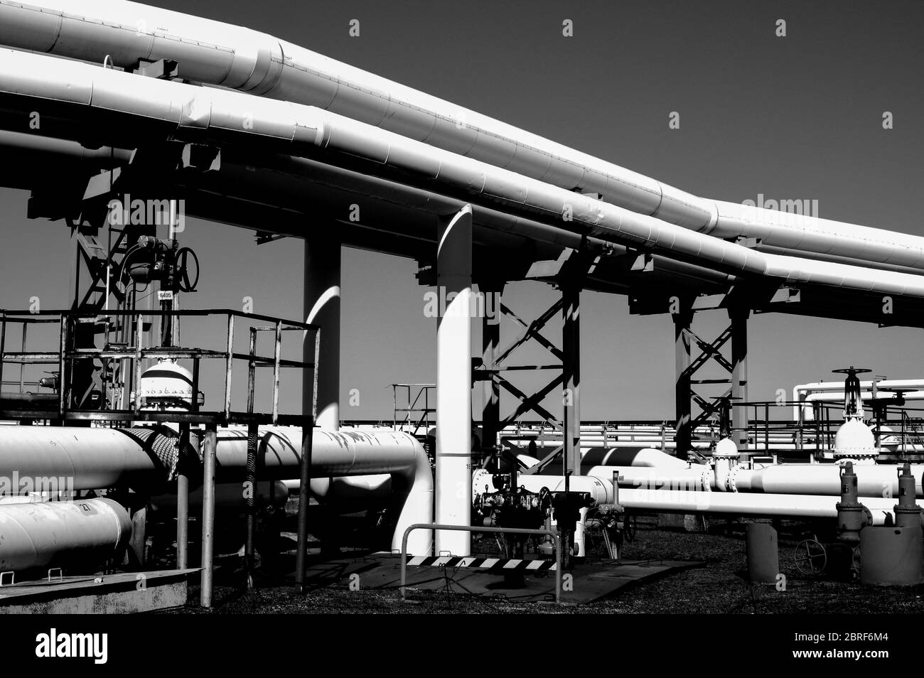 Tubature e tubature di impianti industriali petroliferi. Oleodotto per la produzione di petrolio e gas offshore. Foto Stock