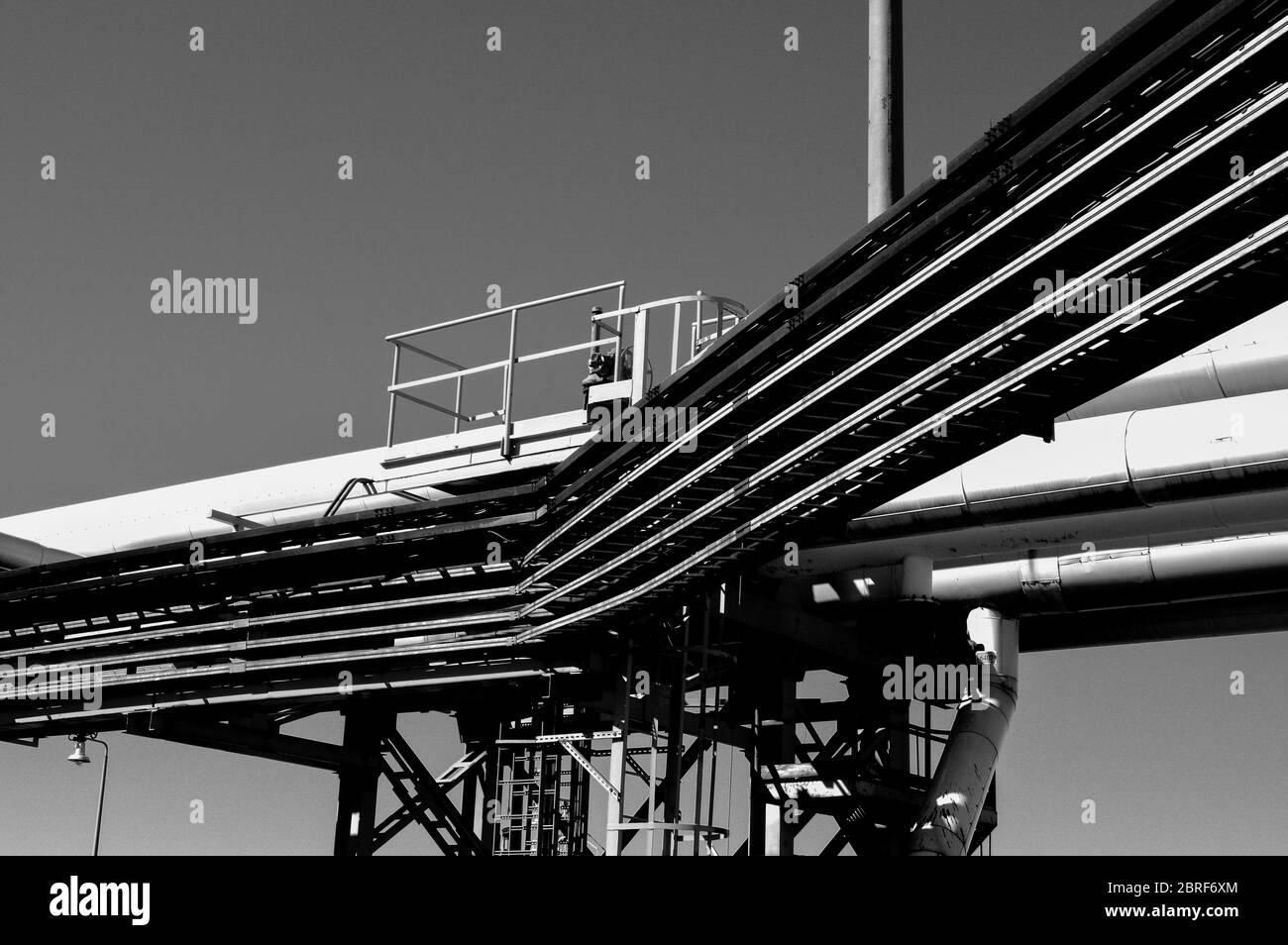 Tubature e tubature di impianti industriali petroliferi. Oleodotto per la produzione di petrolio e gas offshore. Foto Stock