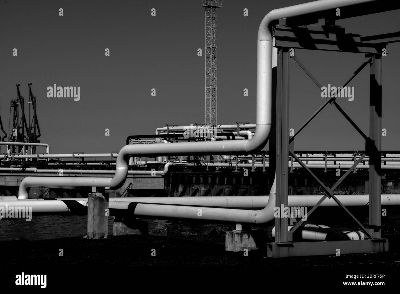 Tubature e tubature di impianti industriali petroliferi. Oleodotto per la produzione di petrolio e gas offshore. Foto Stock