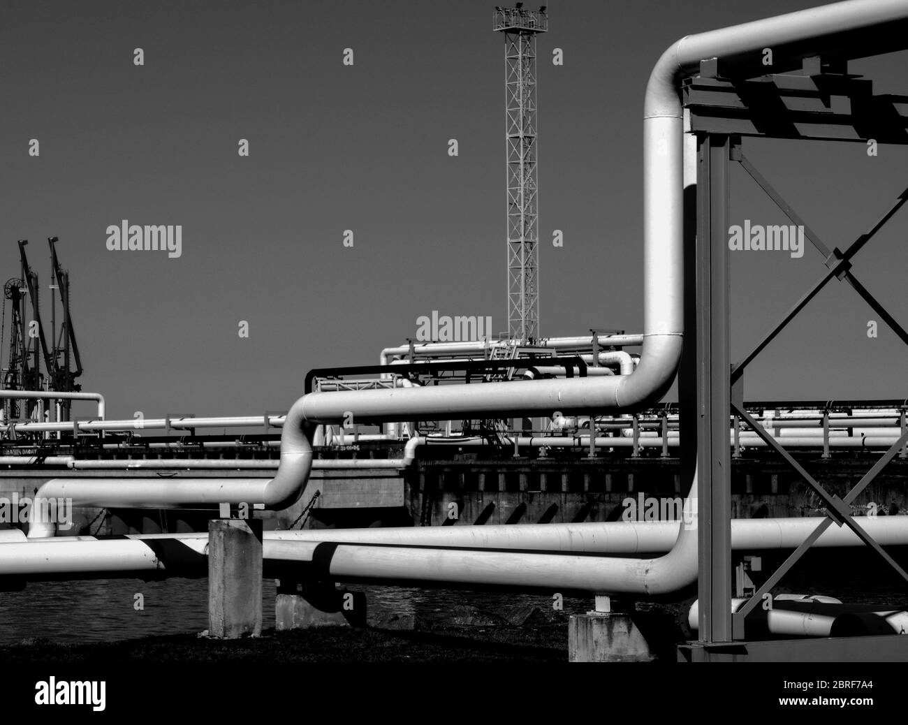 Tubature e tubature di impianti industriali petroliferi. Oleodotto per la produzione di petrolio e gas offshore. Foto Stock
