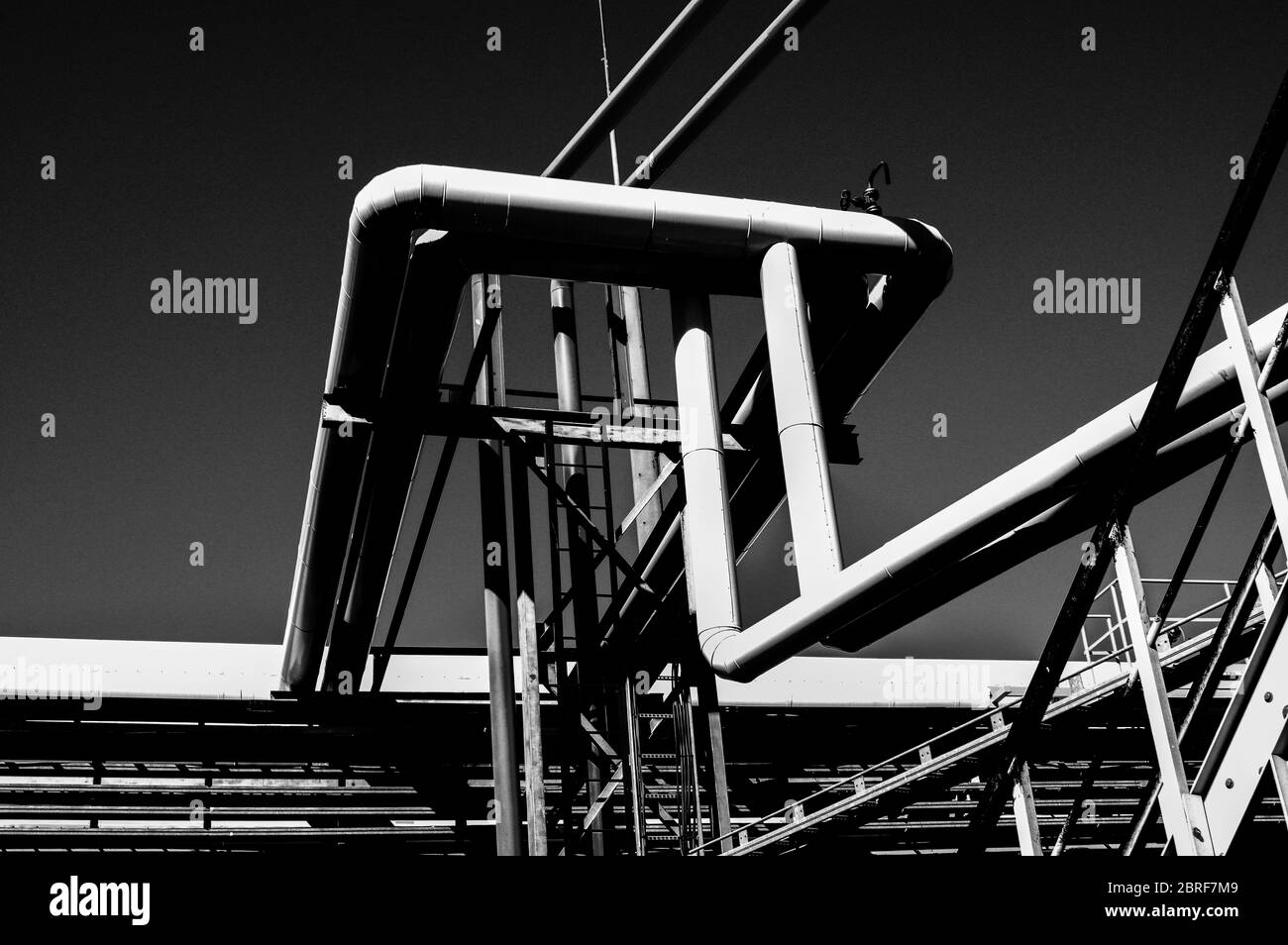 Tubature e tubature di impianti industriali petroliferi. Oleodotto per la produzione di petrolio e gas offshore. Foto Stock