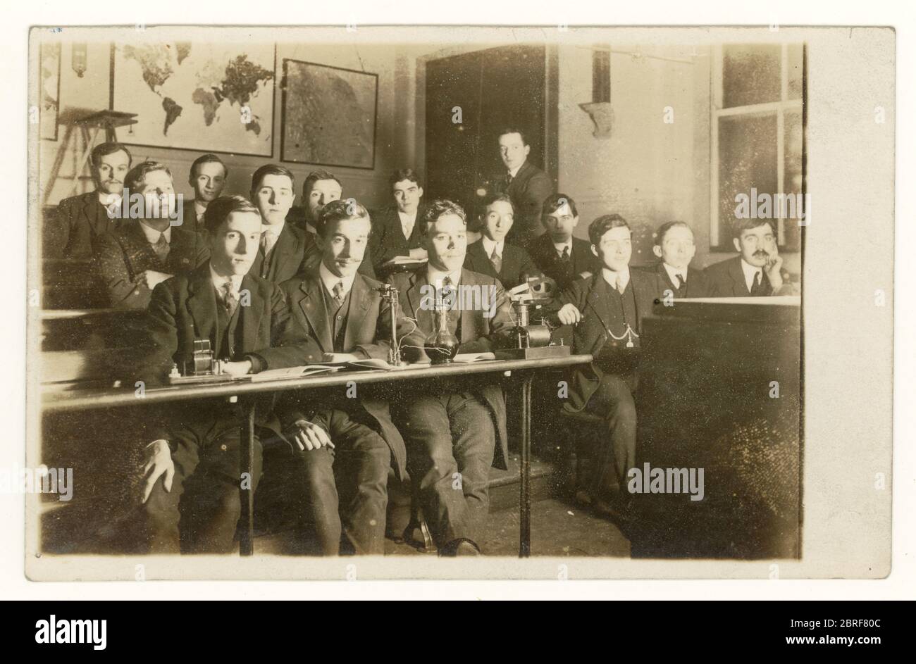 Cartolina dei primi anni '900 di una scuola tecnica, classe scientifica in un laboratorio, lezione di fisica, giovani uomini, datata 1914, Regno Unito Foto Stock
