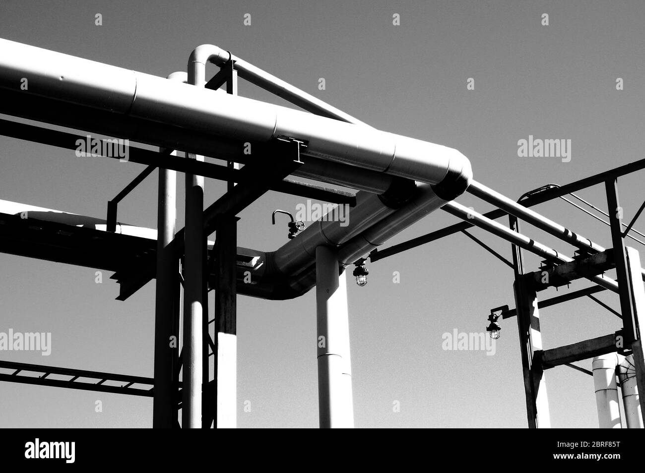 Tubature e tubature di impianti industriali petroliferi. Oleodotto per la produzione di petrolio e gas offshore. Foto Stock