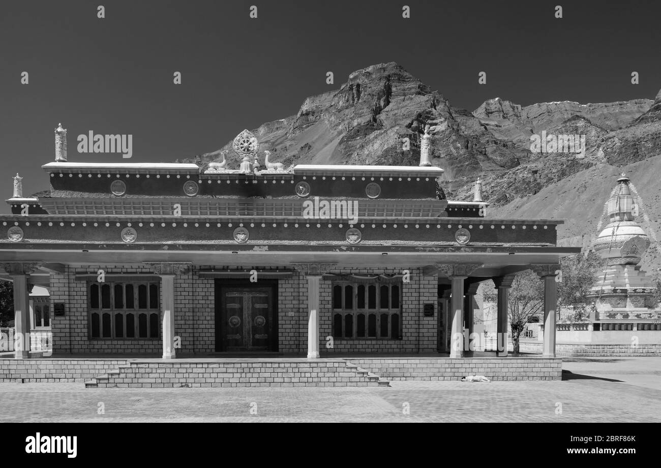 Monastero buddista contro le vette dell'Himalaya e il cielo blu. Tabo, India. Foto Stock