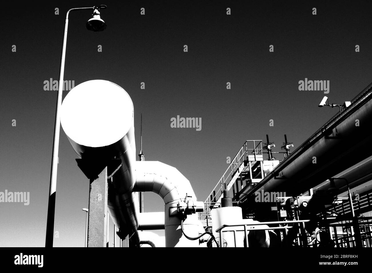 Tubature e tubature di impianti industriali petroliferi. Oleodotto per la produzione di petrolio e gas offshore. Foto Stock