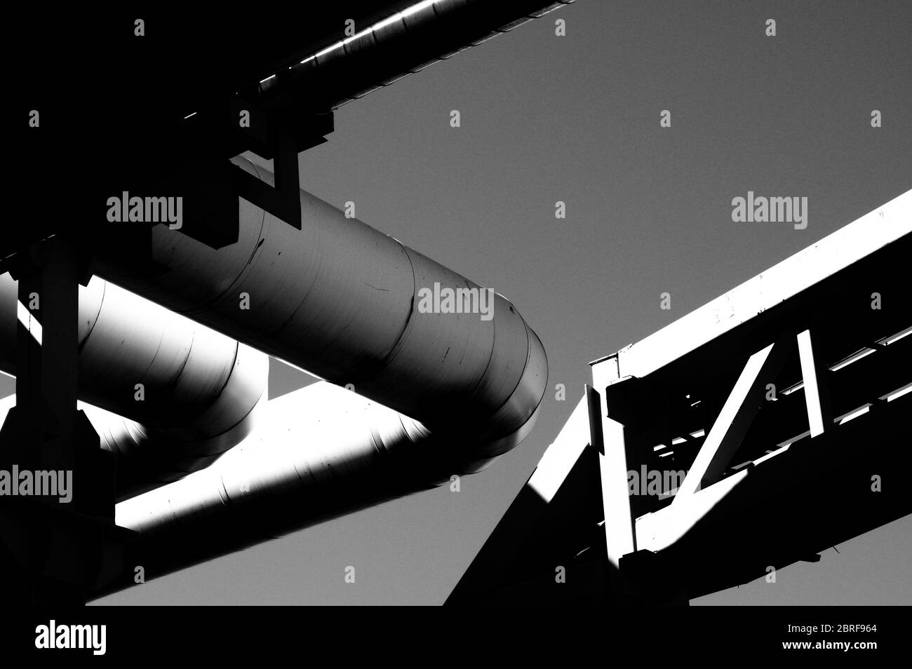 Tubature e tubature di impianti industriali petroliferi. Oleodotto per la produzione di petrolio e gas offshore. Foto Stock