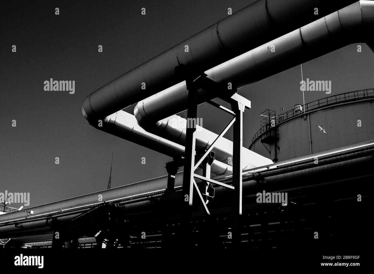 Tubature e tubature di impianti industriali petroliferi. Oleodotto per la produzione di petrolio e gas offshore. Foto Stock