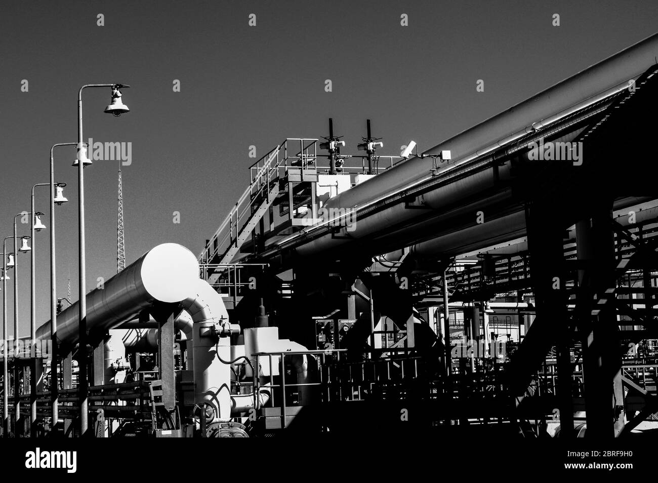 Tubature e tubature di impianti industriali petroliferi. Oleodotto per la produzione di petrolio e gas offshore. Foto Stock