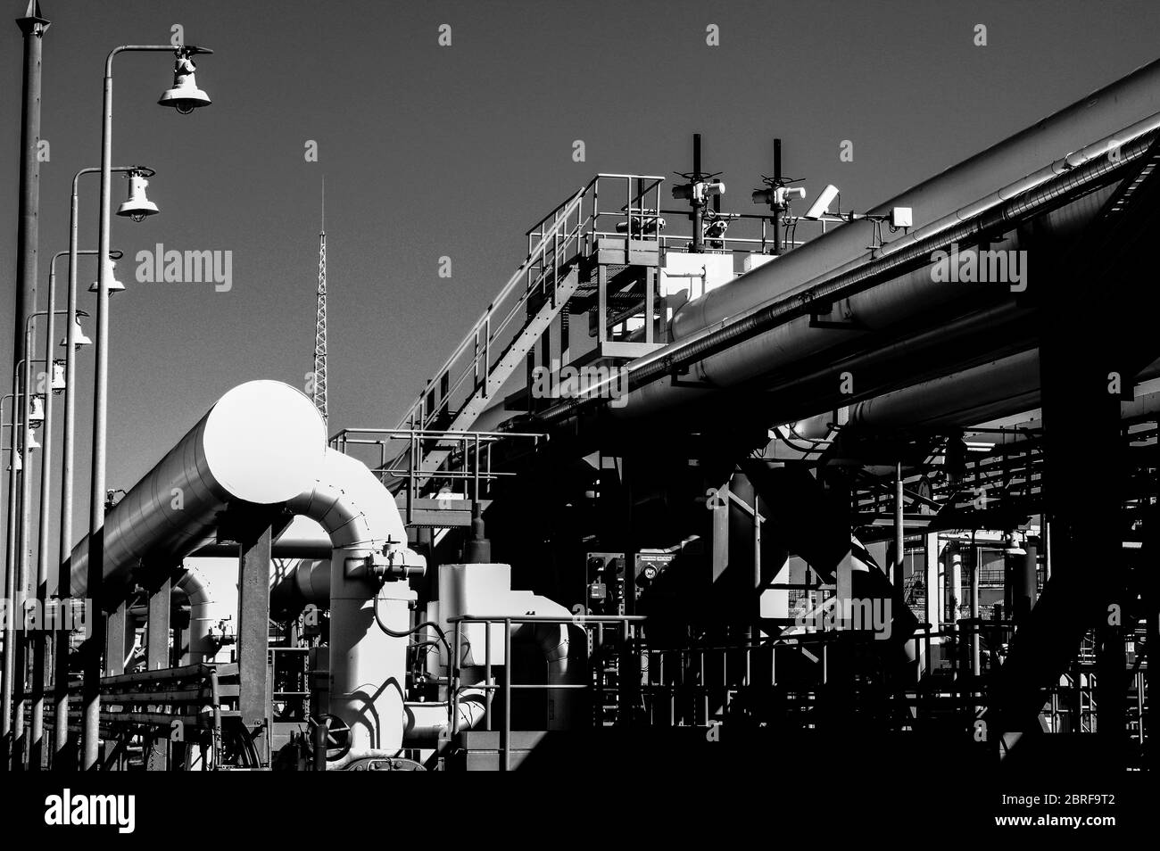 Tubature e tubature di impianti industriali petroliferi. Oleodotto per la produzione di petrolio e gas offshore. Foto Stock