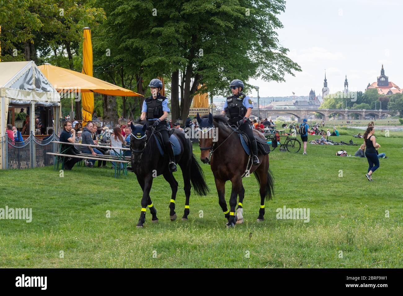 Dresda, Germania. 21 Maggio 2020. Le poliziotti della polizia sassone pattugliano sui loro cavalli il giorno del Padre, chiamato anche giorno degli uomini, in un birrificio sulle rive dell'Elba. Dopo le esperienze degli ultimi anni, la polizia della Sassonia si aspetta una Giornata del Padre in gran parte pacifica. Credit: Robert Michael/dpa-Zentralbild/dpa/Alamy Live News Foto Stock