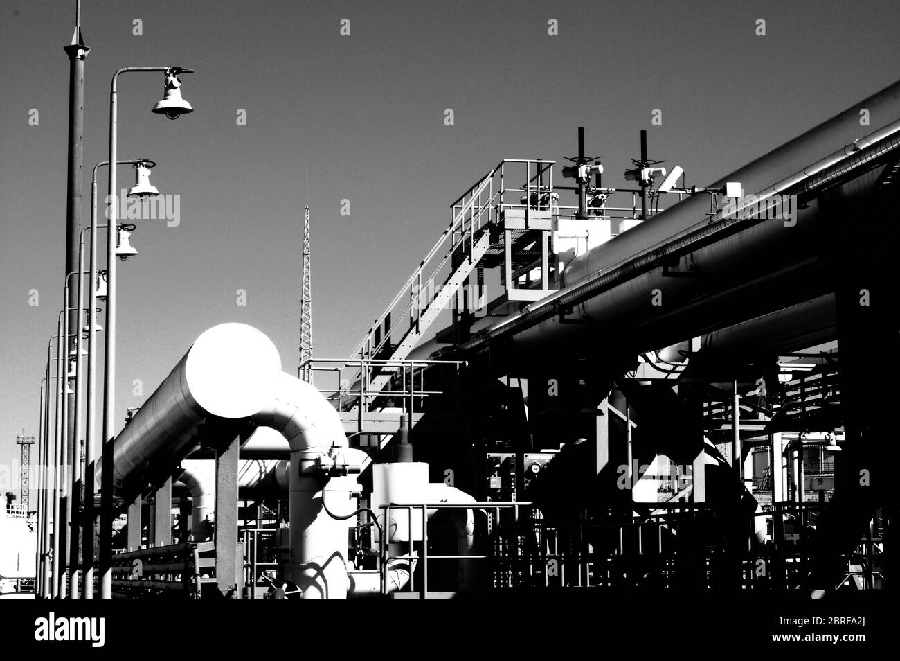 Tubature e tubature di impianti industriali petroliferi. Oleodotto per la produzione di petrolio e gas offshore. Foto Stock