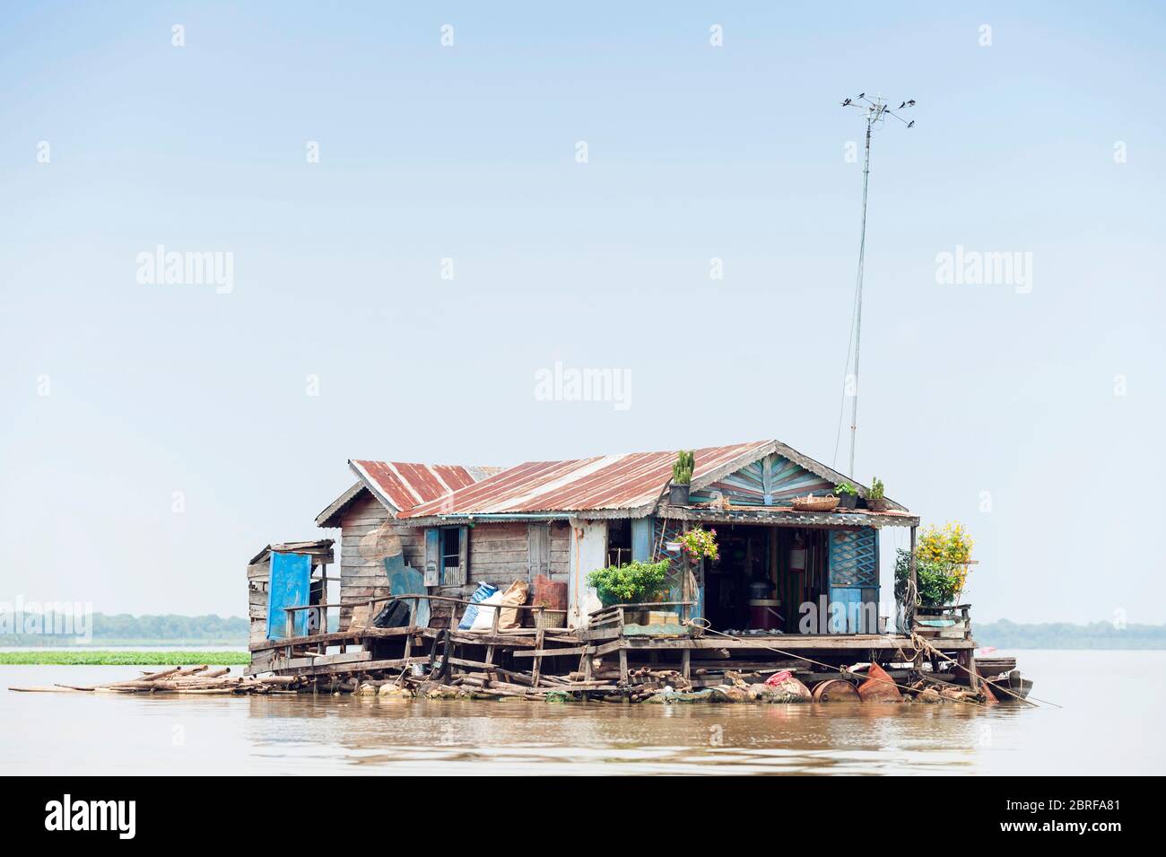 Casa galleggiante al villaggio galleggiante Kompong Luong. Krakor, Cambogia, Sud-est asiatico Foto Stock