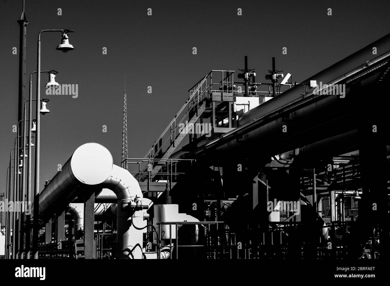 Tubature e tubature di impianti industriali petroliferi. Oleodotto per la produzione di petrolio e gas offshore. Foto Stock