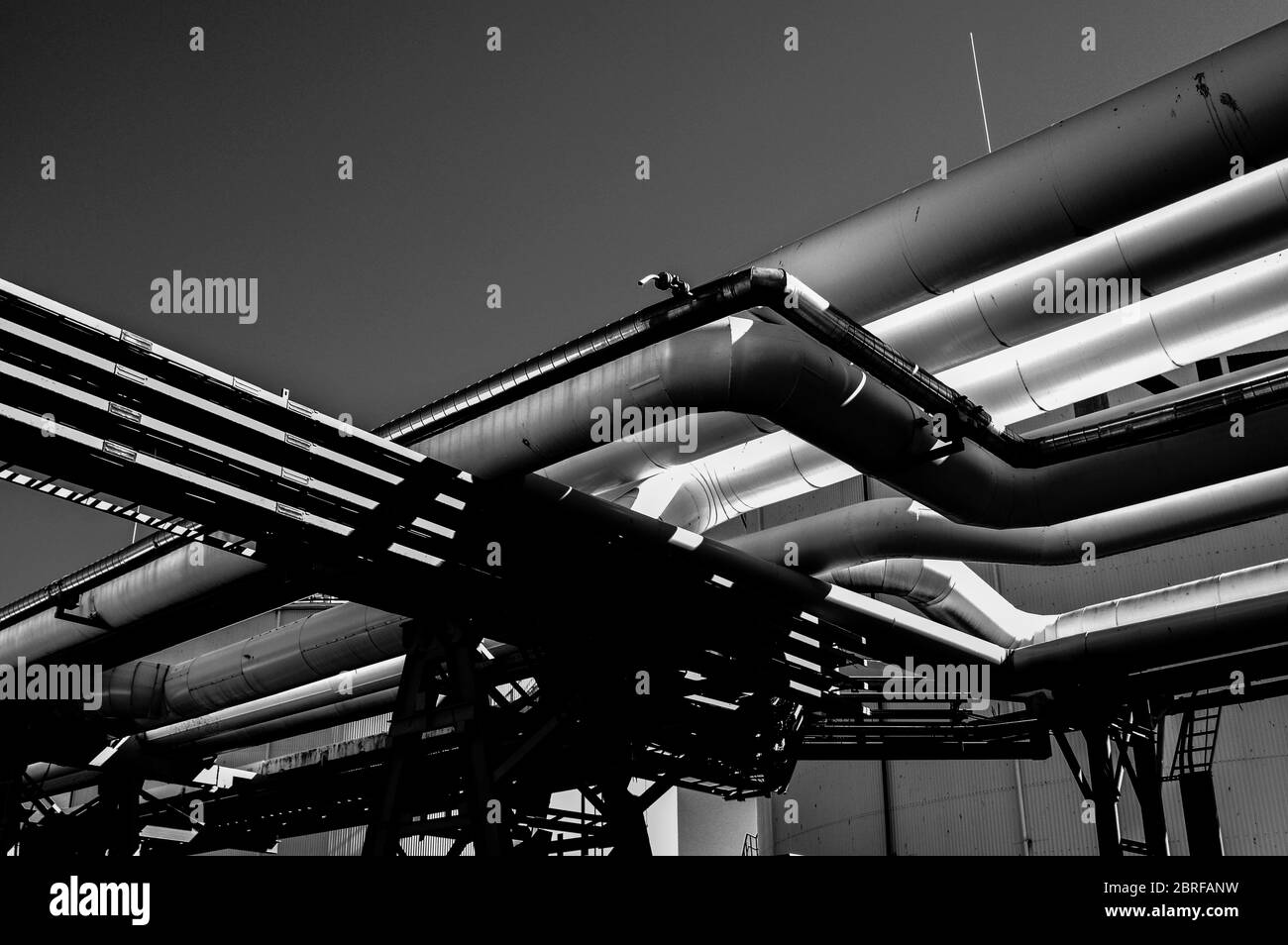 Tubature e tubature di impianti industriali petroliferi. Oleodotto per la produzione di petrolio e gas offshore. Foto Stock