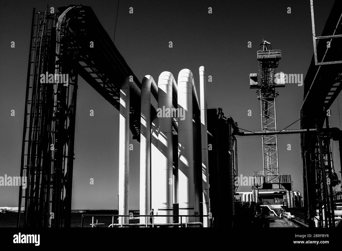 Tubature e tubature di impianti industriali petroliferi. Oleodotto per la produzione di petrolio e gas offshore. Foto Stock