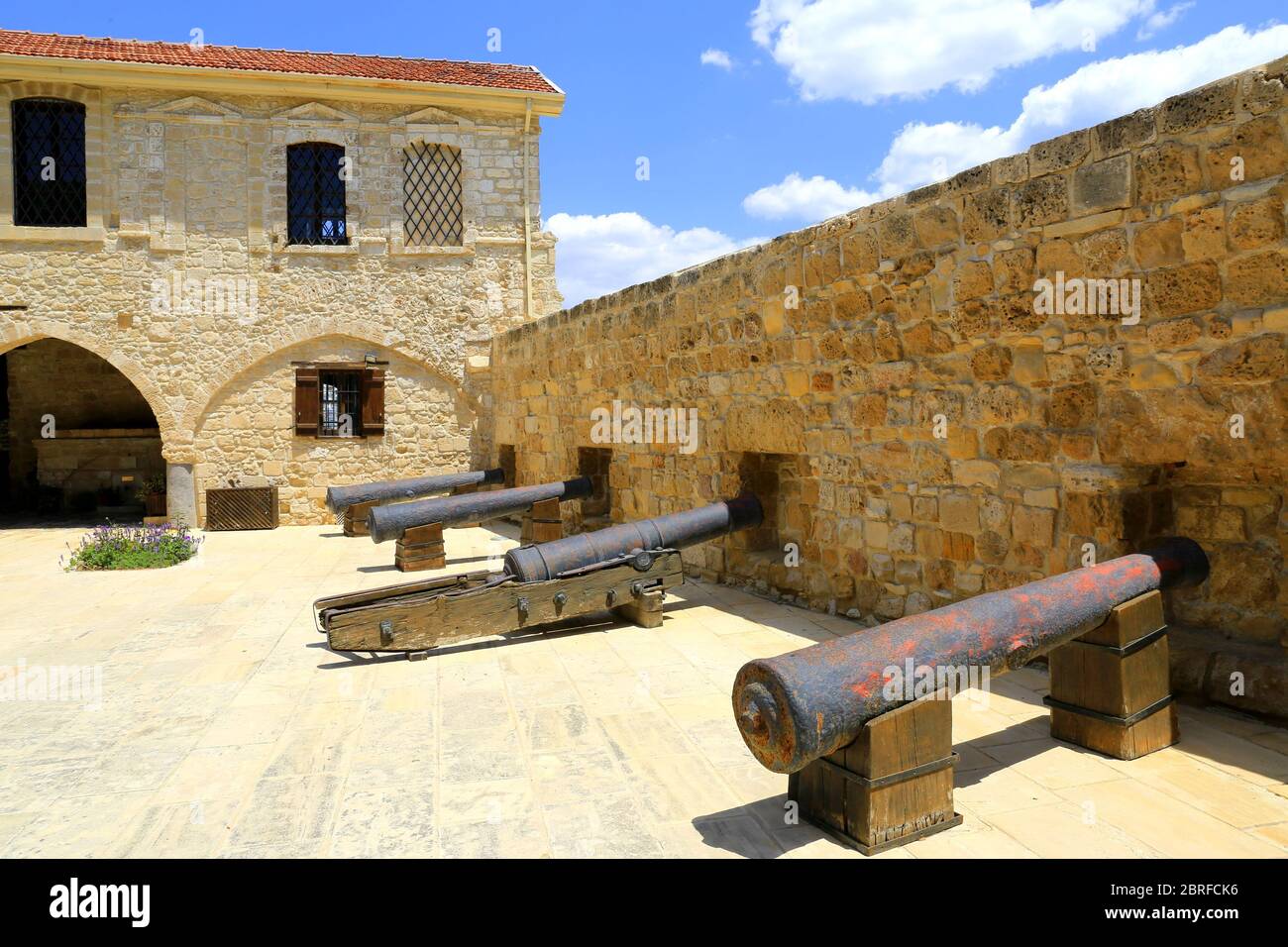 Vecchie pistole nel castello medievale di Larnaka a Cipro, giorno di sole Foto Stock