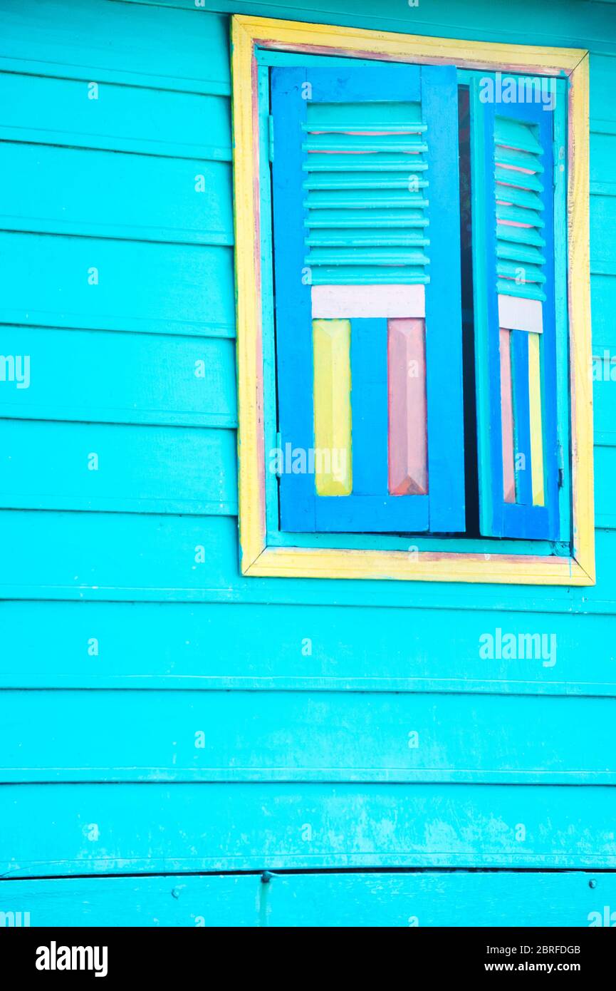 Dettagli serramento finestra di una casa galleggiante al villaggio galleggiante Kompong Luong. Krakor, Cambogia, Sud-est asiatico Foto Stock