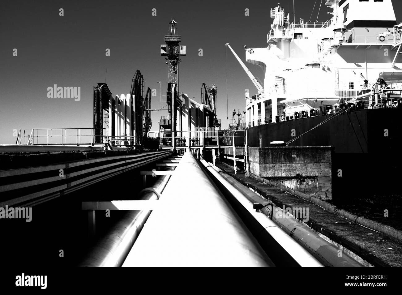Tubature e tubature di impianti industriali petroliferi. Oleodotto per la produzione di petrolio e gas offshore. Foto Stock