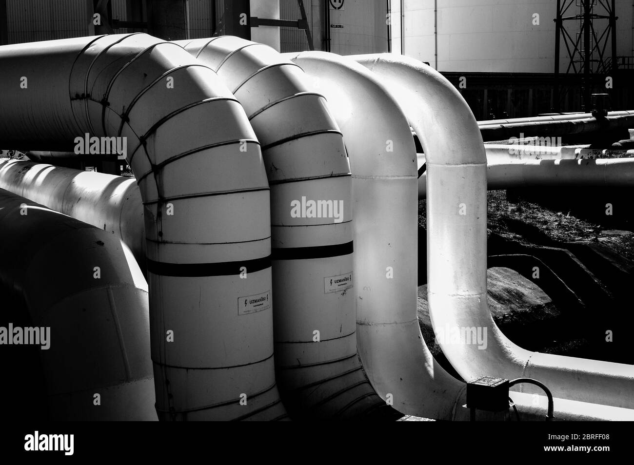 Tubature e tubature di impianti industriali petroliferi. Oleodotto per la produzione di petrolio e gas offshore. Foto Stock