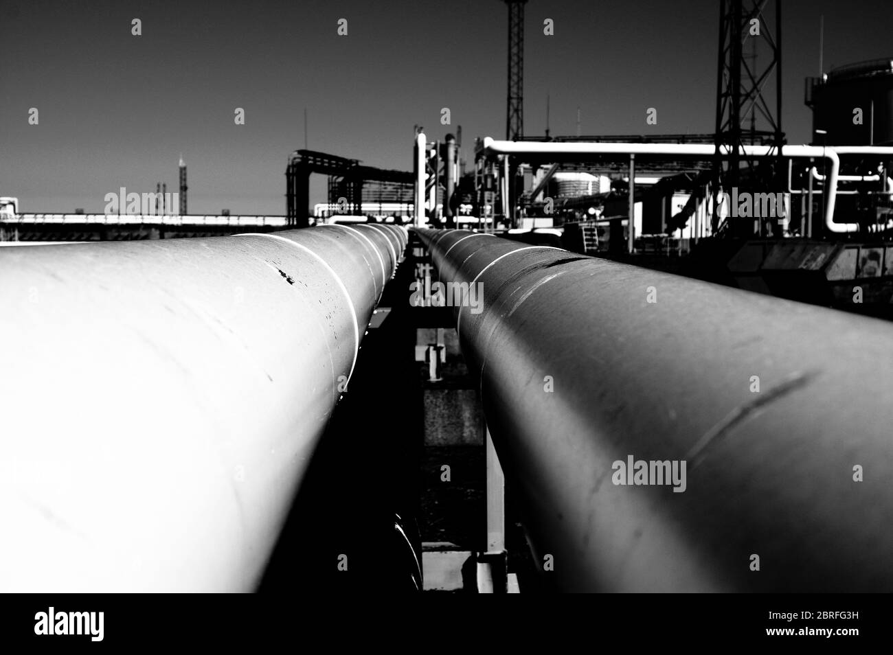 Tubature e tubature di impianti industriali petroliferi. Oleodotto per la produzione di petrolio e gas offshore. Foto Stock