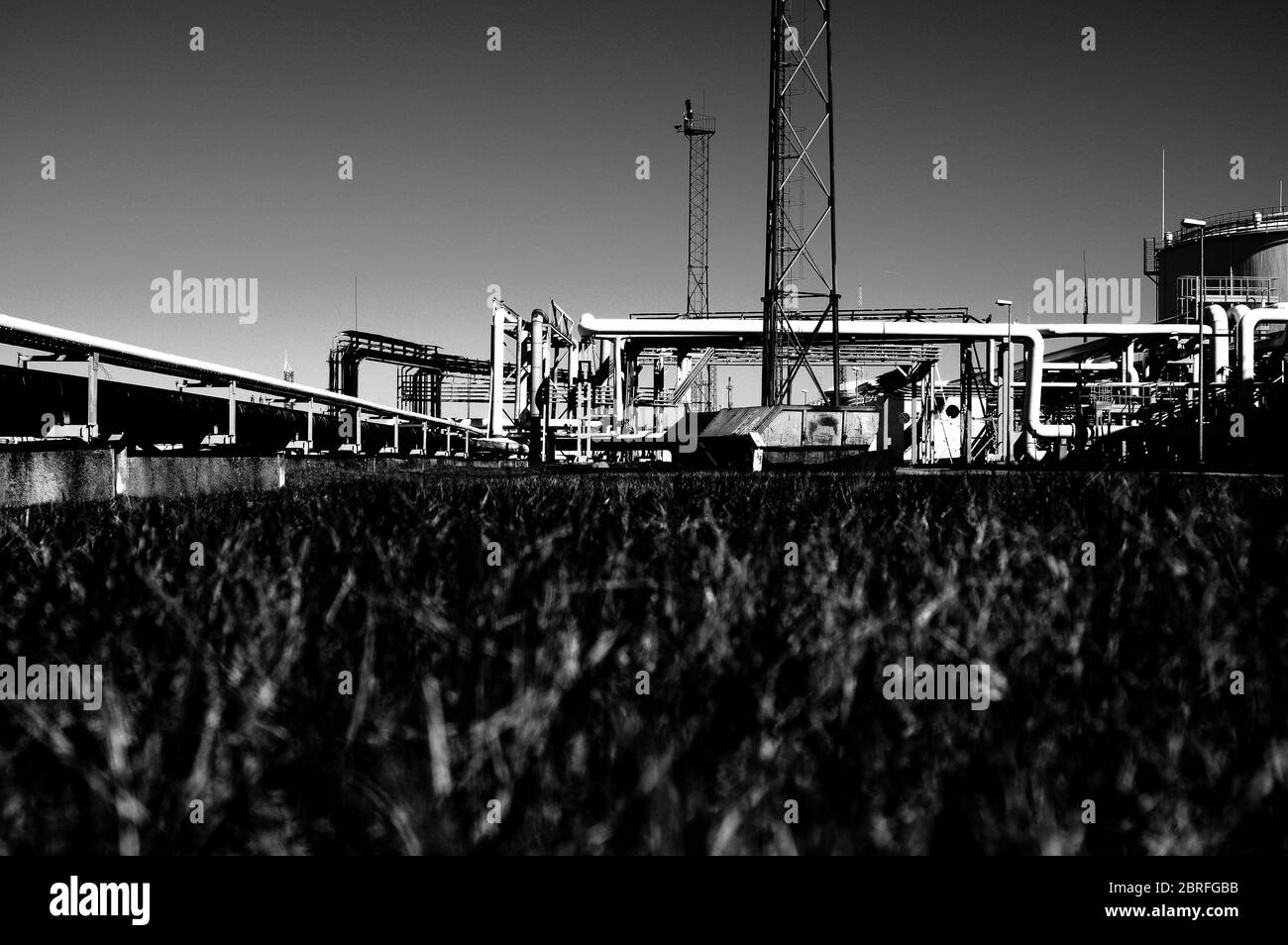 Tubature e tubature di impianti industriali petroliferi. Oleodotto per la produzione di petrolio e gas offshore. Foto Stock