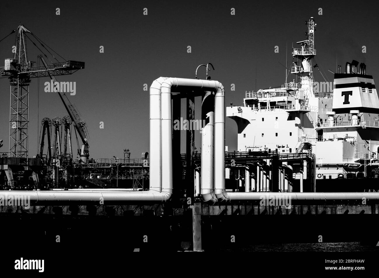 Tubature e tubature di impianti industriali petroliferi. Oleodotto per la produzione di petrolio e gas offshore. Foto Stock