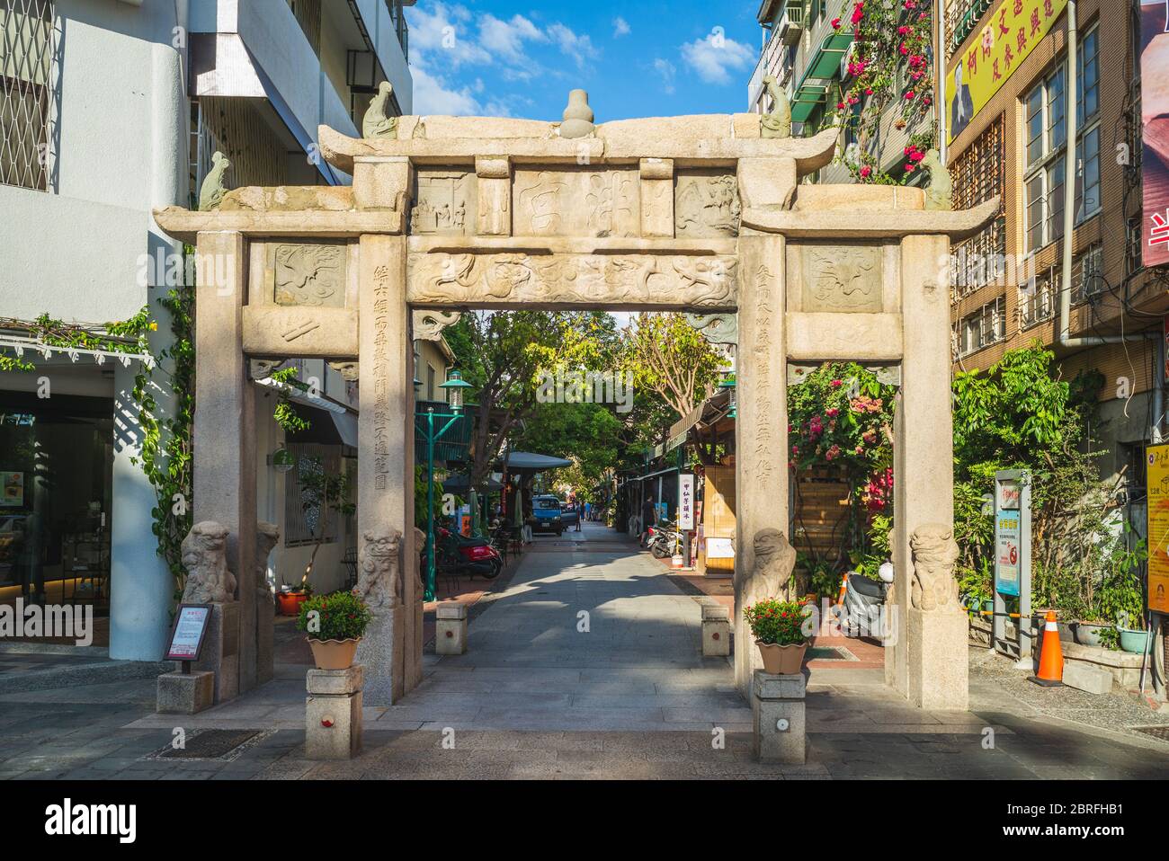 Tainan, Taiwan - 15 maggio 2020: Porta d'ingresso di Fuzhong Street, una strada pedonale in stile europeo, che diventerà un mercato affollato durante il periodo di Foto Stock