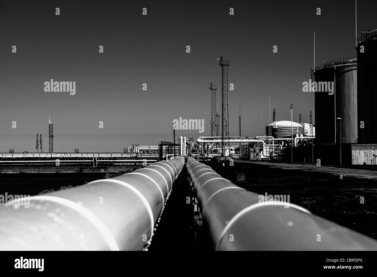 Tubature e tubature di impianti industriali petroliferi. Oleodotto per la produzione di petrolio e gas offshore. Foto Stock