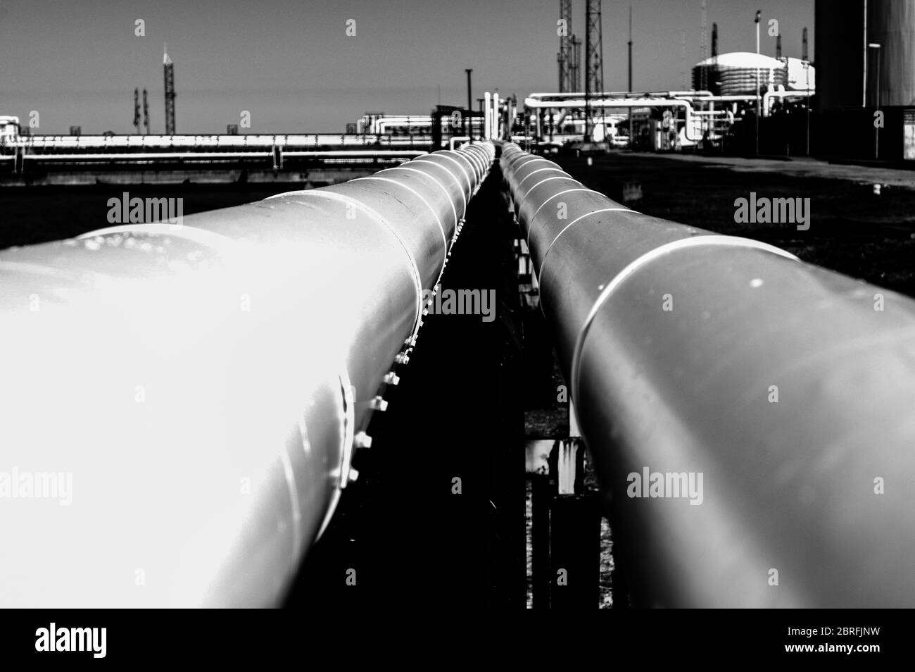Tubature e tubature di impianti industriali petroliferi. Oleodotto per la produzione di petrolio e gas offshore. Foto Stock