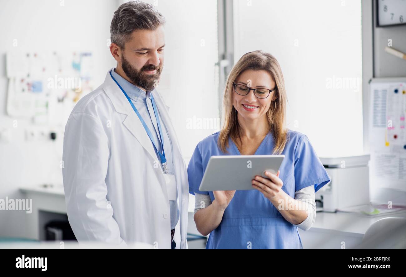 Dentista con assistente dentale in moderna chirurgia dentale, lavorando. Foto Stock