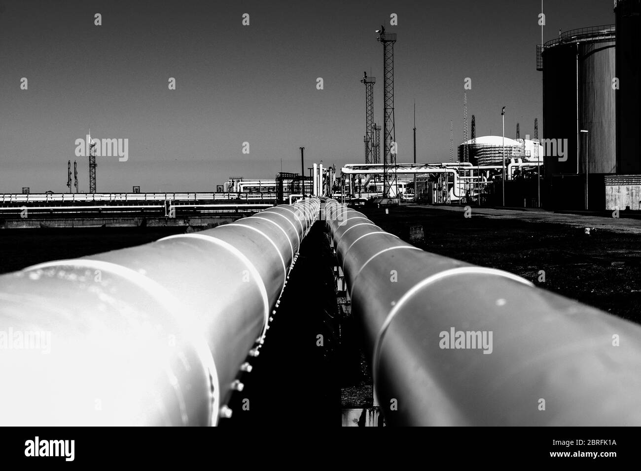 Tubature e tubature di impianti industriali petroliferi. Oleodotto per la produzione di petrolio e gas offshore. Foto Stock