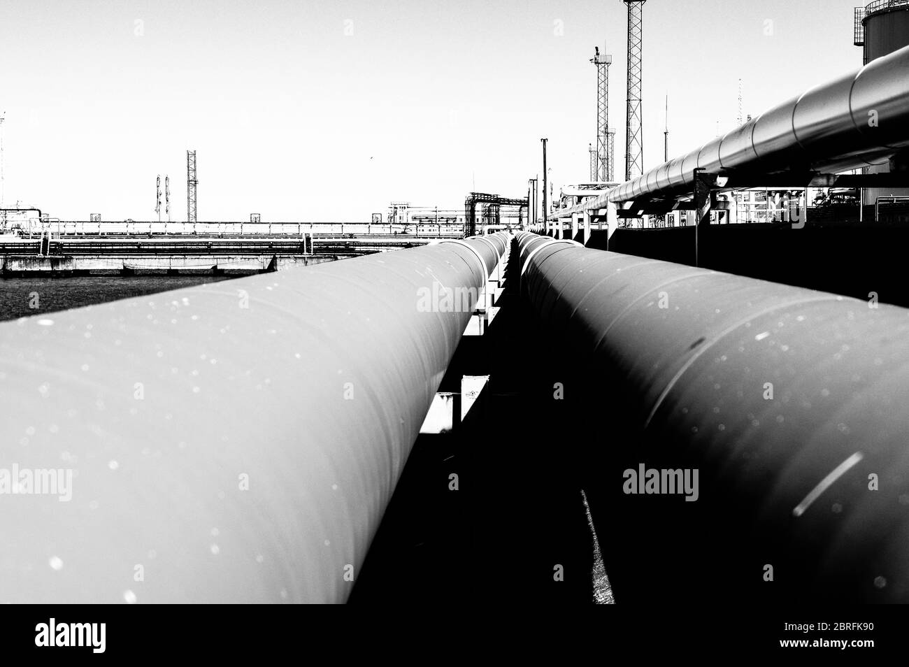Tubature e tubature di impianti industriali petroliferi. Oleodotto per la produzione di petrolio e gas offshore. Foto Stock