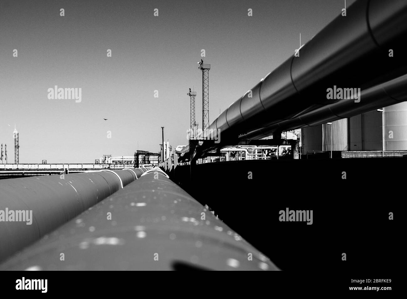 Tubature e tubature di impianti industriali petroliferi. Oleodotto per la produzione di petrolio e gas offshore. Foto Stock