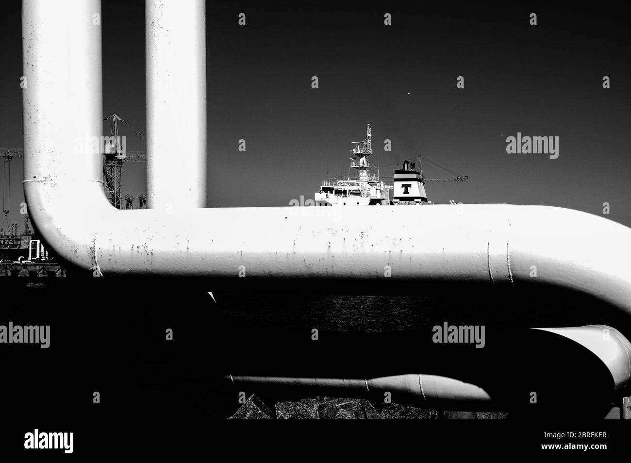 Tubature e tubature di impianti industriali petroliferi. Oleodotto per la produzione di petrolio e gas offshore. Foto Stock