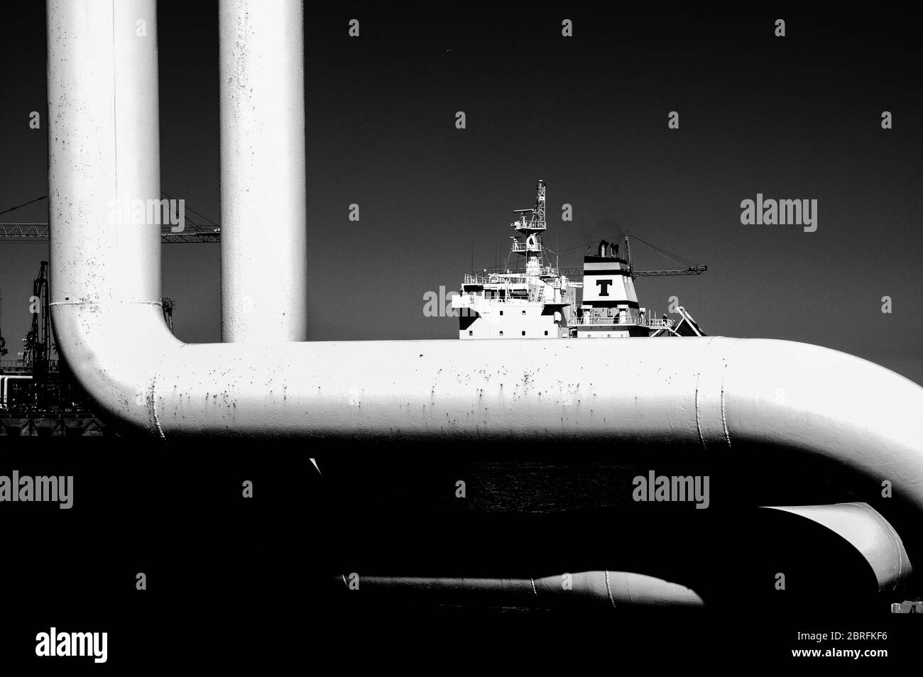 Tubature e tubature di impianti industriali petroliferi. Oleodotto per la produzione di petrolio e gas offshore. Foto Stock
