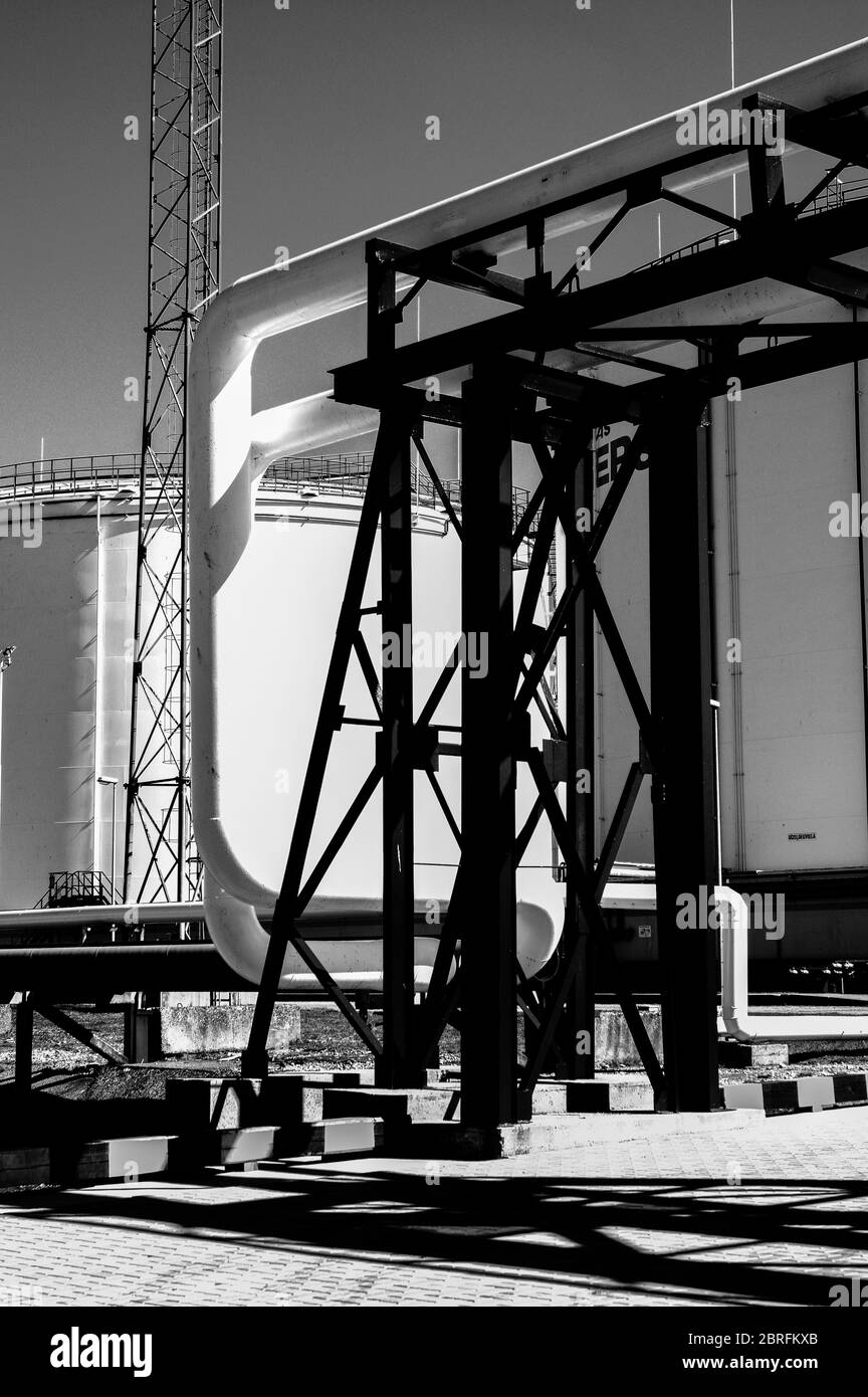 Tubature e tubature di impianti industriali petroliferi. Oleodotto per la produzione di petrolio e gas offshore. Foto Stock