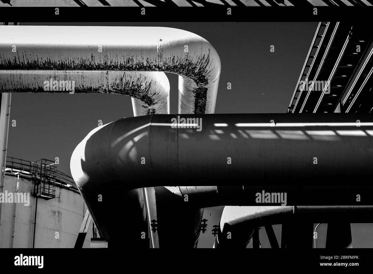Tubature e tubature di impianti industriali petroliferi. Oleodotto per la produzione di petrolio e gas offshore. Foto Stock