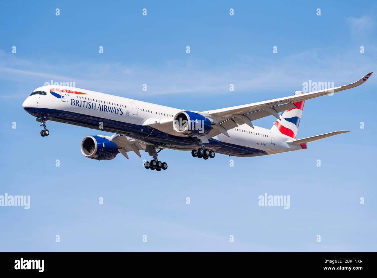British Airways Airbus A350-1000 aereo di linea jet al momento dell'atterraggio di consegna all'aeroporto Heathrow di Londra su Cranford, Londra, Regno Unito durante il blocco COVID-19. Foto Stock